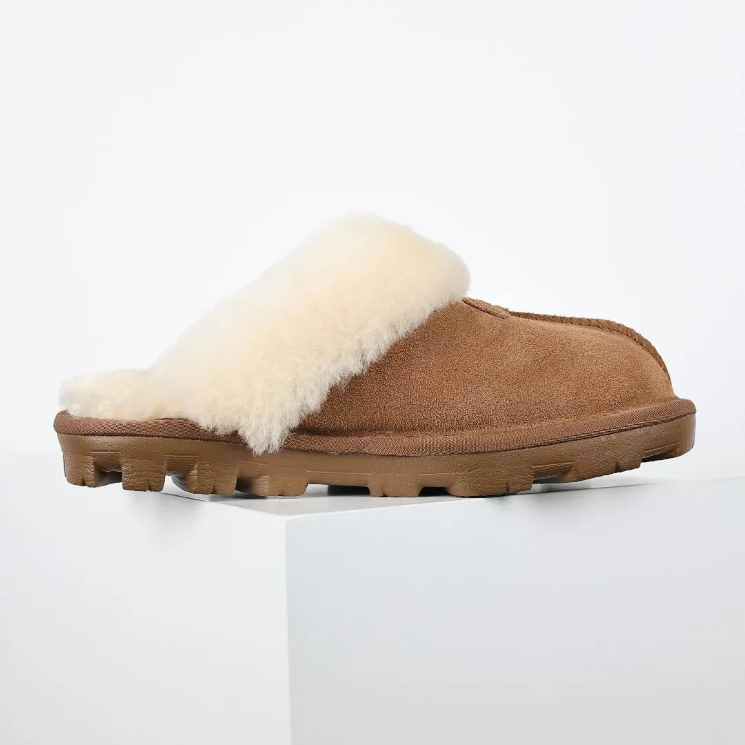 Pick up locally 💰480 The core recommendation is good price UGG Coquette lazy slippers series maroon Xiaohongshu hot model Henan Longfeng leather production Sheep fur integrated top quality in the market 2-3 cm cashmere insole to keep warm in winter and suitable for home use UUG has launched a style series in the new year, which is partially geared towards the preferences of young consumers and has also moved to the forefront of fashion trends. Shoe body material Water-repellent coated suede upper 17mm UGGPURE™ implanted wool insole Lightweight non-slip comfortable rubber outsole With brand LOGO Trademark Comes with full packaging Size: 35 36 37 38 39 40